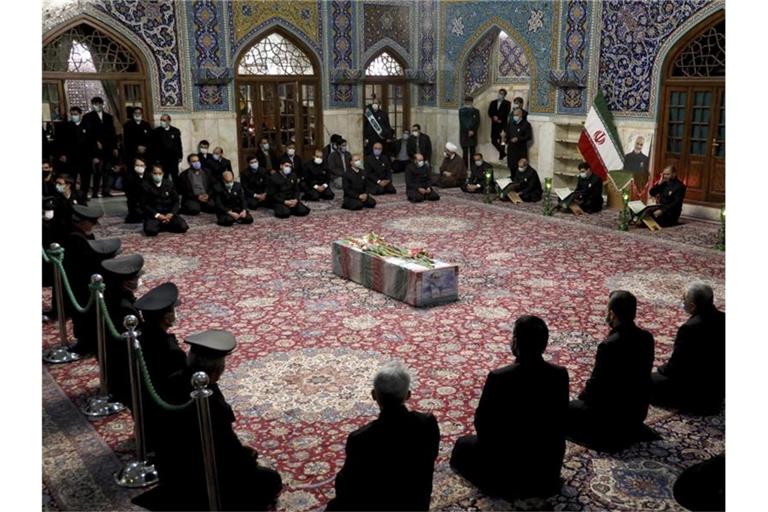 Menschen beten am Sarg des ermordeten iranischen Atomphysikers Mohsen Fachrisadeh. Foto: --/Iranian Defense Ministry/AP/dpa