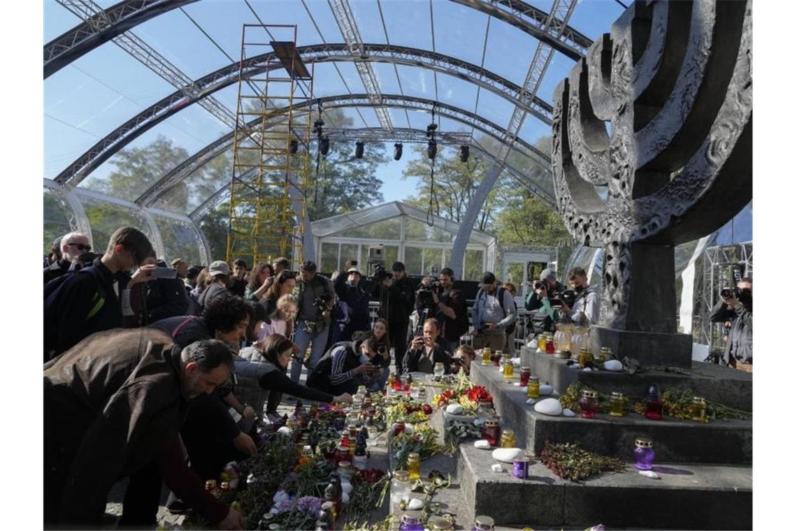 Menschen beten an einer Gedenkstätte für die Opfer des Massakers an jüdischen Bürgern in Babyn Jar (Altweiberschlucht). Foto: Efrem Lukatsky/AP/dpa