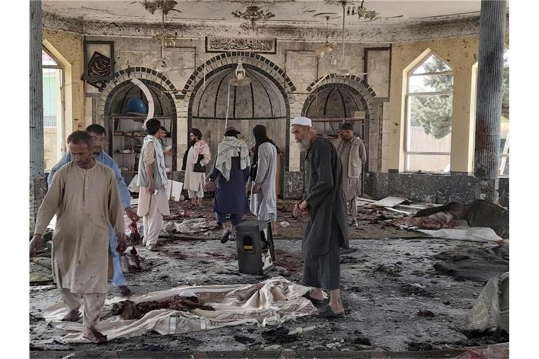 Menschen betrachten die Schäden in der attackierten Moschee in Kundus. Foto: Abdullah Sahil/AP/dpa