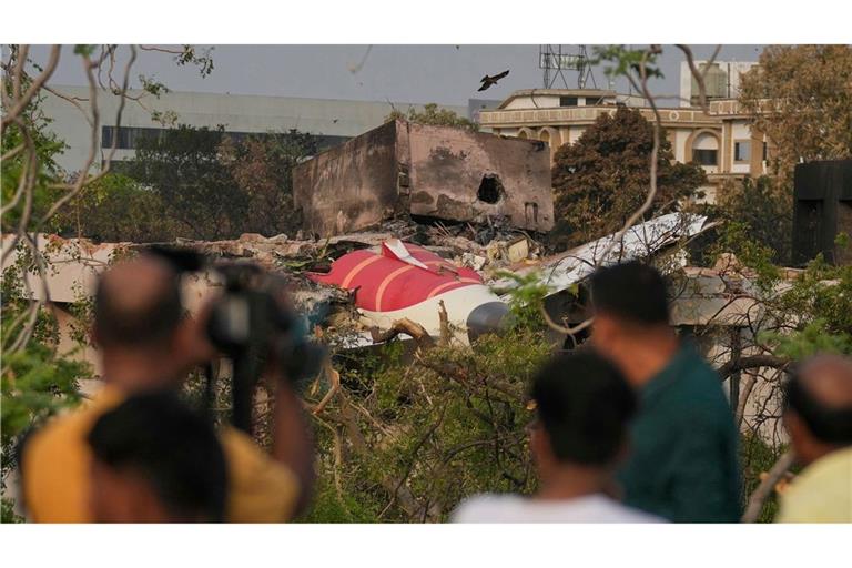 Menschen betrachten die Wrackteile des am Donnerstag (12.06.2025) abgestürzten Flugzeugs von Air India. (Foto Archiv)