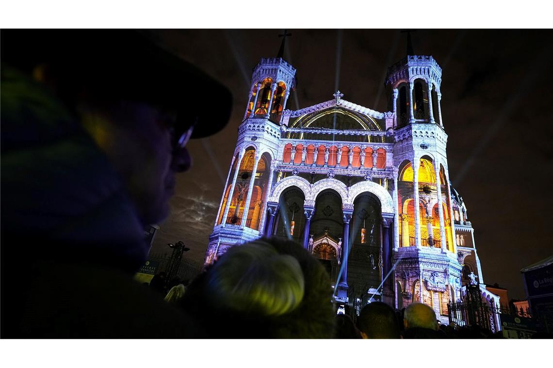 Menschen betrachten in Lyon die Basilika Notre-Dame de Fourviere.