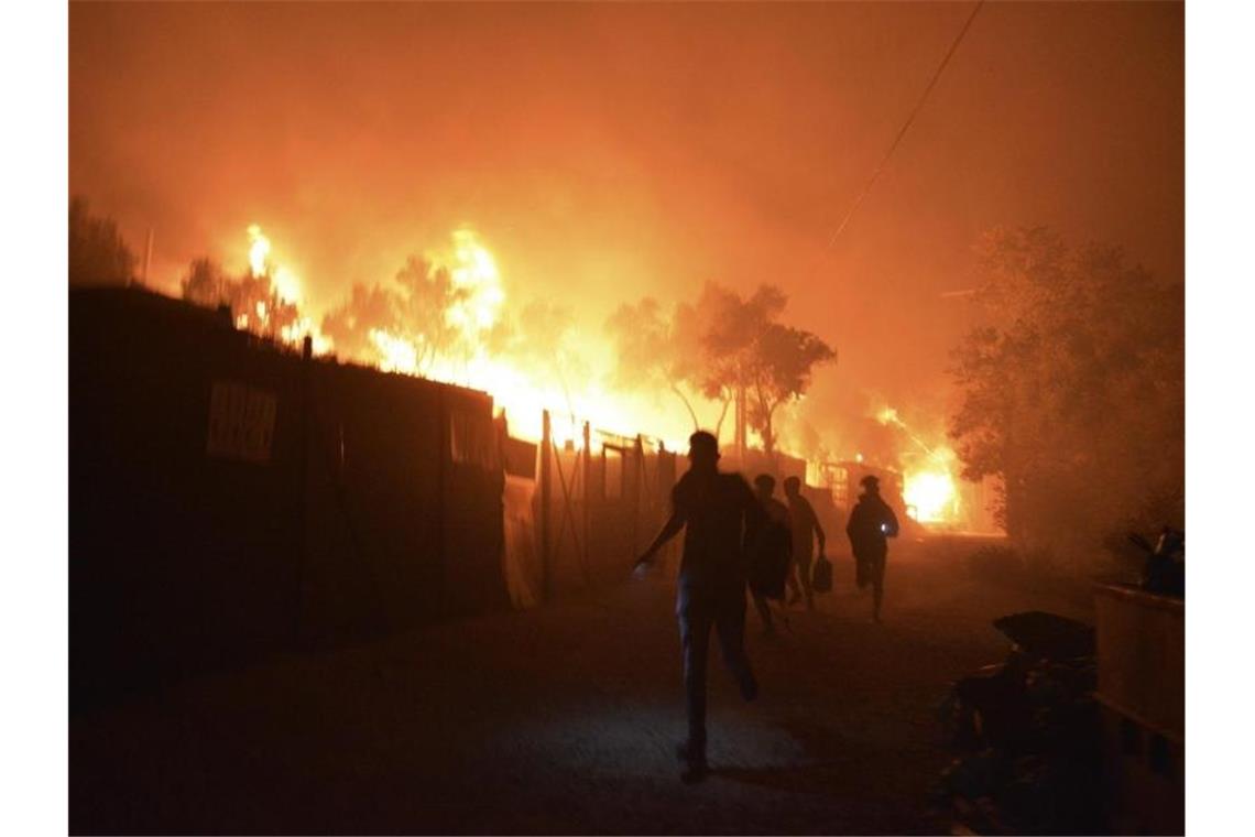 Seehofer unter Druck wegen Aufnahme von Moria-Migranten Menschen bringen sich vor den Flammen in Sicherheit. Foto: Panagiotis Balaskas/AP/dpa