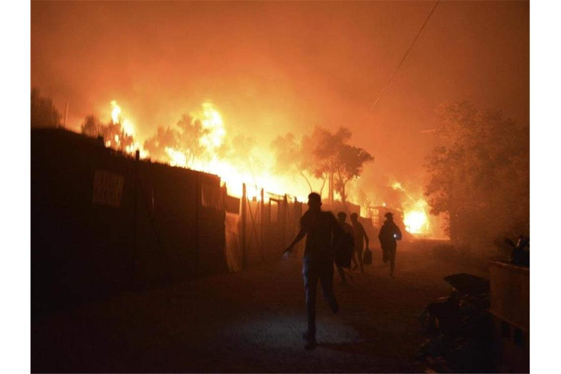 Menschen bringen sich vor den Flammen in Sicherheit. Foto: Panagiotis Balaskas/AP/dpa