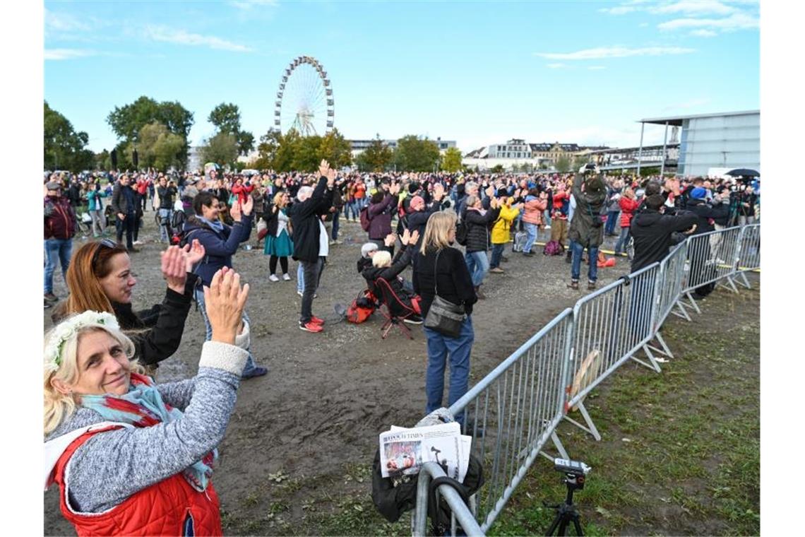 Menschen demonstrieren am Ufer des Bodensees mit einen Gottesdienst. Foto: Felix Kästle/dpa