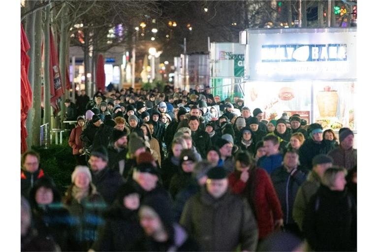 Menschen demonstrieren auf der Dresdner Einkaufsstraße Prager Straße gegen die Corona-Maßnahmen. Foto: Sebastian Kahnert/dpa-Zentralbild/dpa