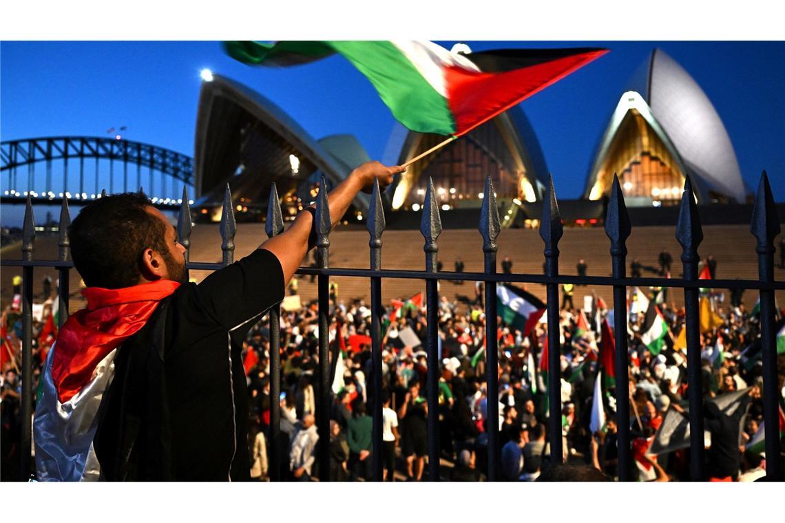 Menschen demonstrieren für ein freies Palästina vor dem Opernhaus von Sydney. (Archivbild)