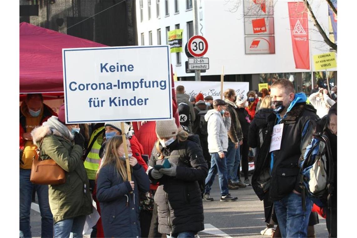 Menschen demonstrieren gegen die Corona-Maßnahmen. Foto: Maren Richter/dpa