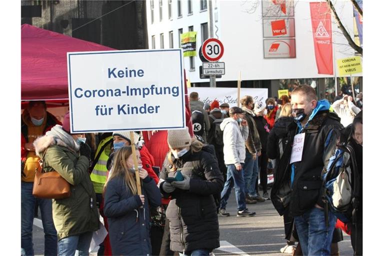 Menschen demonstrieren gegen die Corona-Maßnahmen. Foto: Maren Richter/dpa