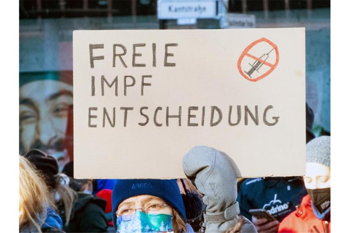 Corona-Demonstranten in Schnellverfahren verurteilt Menschen demonstrieren gegen die Impfpflicht und Maßnahmen zur Eindämmung der Coronapandemie. Foto: Christophe Gateau/dpa