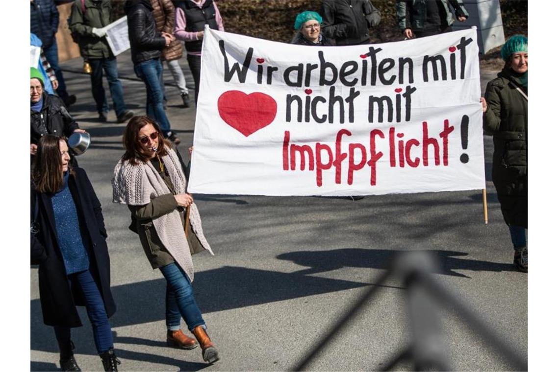 Kritik an Teil-Impfpflicht kurz vor ihrem Start Menschen demonstrieren im baden-württembergischen Crailsheim gegen die Corona-Maßnahmen der Bundesregierung. Foto: Christoph Schmidt/dpa