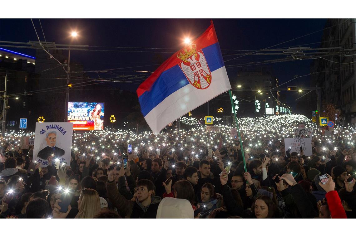 Bilder des Tages Menschen demonstrieren in Belgrad gegen den populistischen Präsidenten Vucic und seine Regierung.
