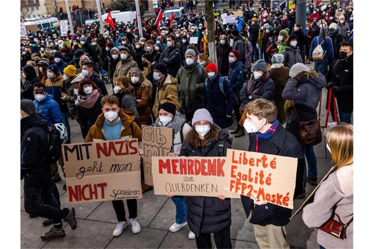 Menschen demonstrieren in Freiburg gegen Impfgegner und Querdenker. Foto: Philipp von Ditfurth/dpa