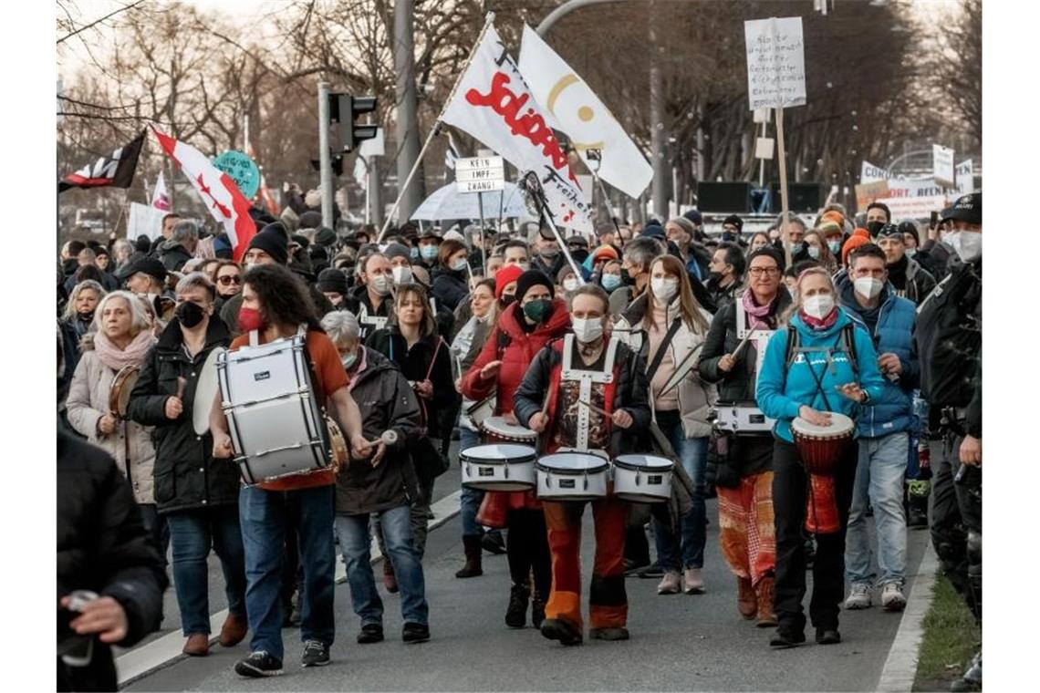 Weniger Teilnehmer bei Protesten gegen Corona-Maßnahmen Menschen demonstrieren in Hamburg mit Trommeln bei einem Sternmarsch unter dem Motto „Gegen Maskenpflicht und sonstigen Corona-Eindämmungsmaßnahmen“. Foto: Markus Scholz/dpa