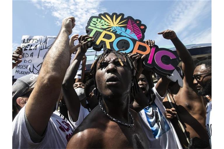 Menschen demonstrieren in Rio de Janeiro nach dem gewaltsamen Tod eines kongolesischen Einwanderers. Foto: Bruna Prado/AP/dpa