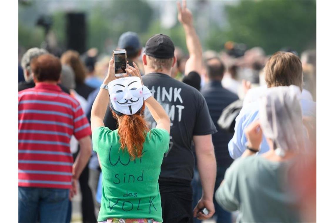 Menschen demonstrieren in Stuttgart. Foto: Sebastian Gollnow/dpa/Archivbild