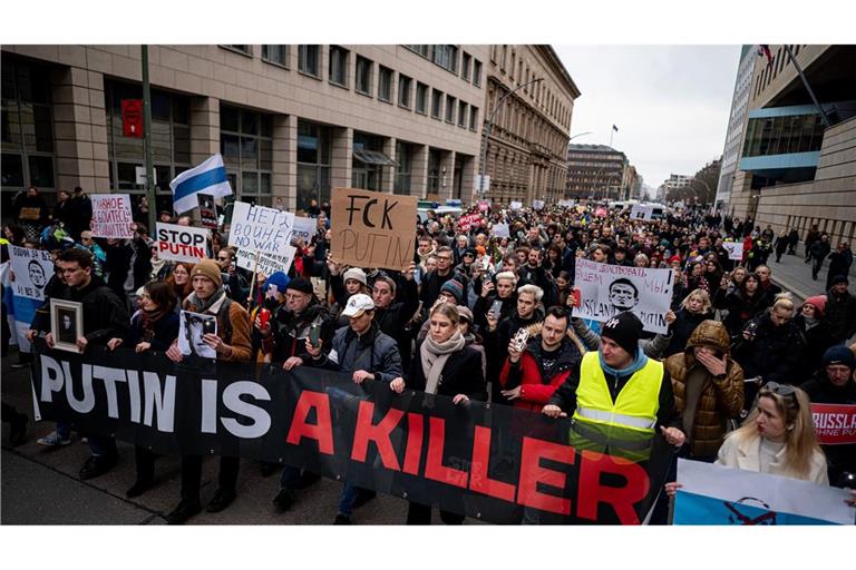 Menschen demonstrieren nach dem Tod des Regimekritikers Nawalny in Berlin gegen die russische Regierung.