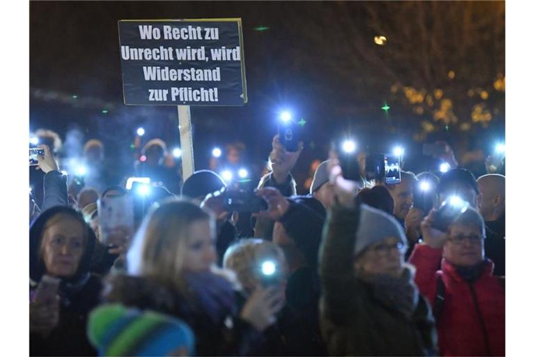 Menschen demonstrieren vor dem Thüringer Landtag gegen die Corona-Maßnahmen. Innenministers Georg Maier warnt vor Rechtsextremen bei Protesten wie diesem. Foto: Martin Schutt/dpa-Zentralbild/dpa