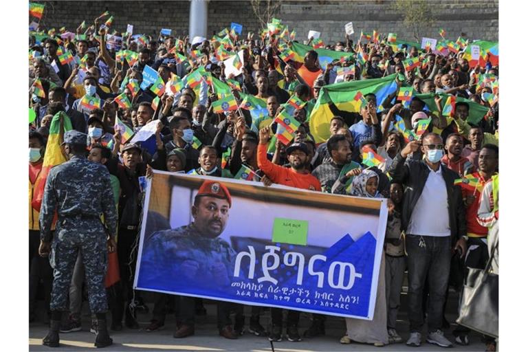 Menschen demonstrierten gegen die Volksbefreiungsfront von Tigray (TPLF). Das Plakat zeigt Abiy Ahmed. Foto: Uncredited/AP/dpa