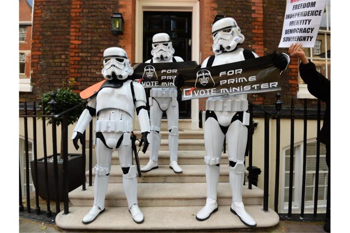 Menschen, die als Stormtrooper von Star Wars verkleidet sind, werben vor dem Londoner Büro von Boris Johnson für Darth Vader als neuen britischen Premier. Foto: Kirsty O'connor/PA Wire