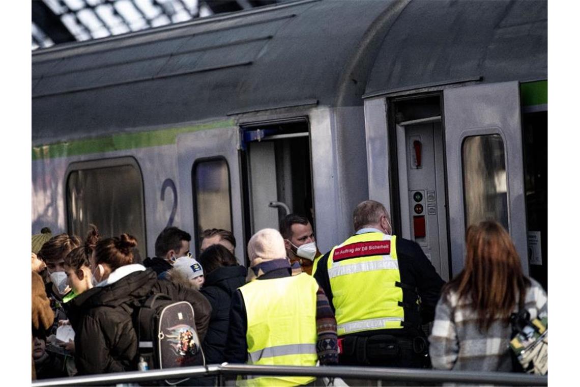 Rund 37.800 ukrainische Flüchtlinge in Deutschland Menschen, die aus dem Krieg in der Ukraine geflohen sind, kommen am Hauptbahnhof in Berlin an. Foto: Fabian Sommer/dpa