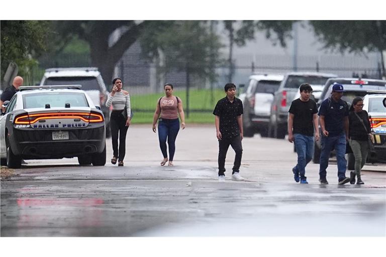 Menschen, die einen Termin in einem Büro der  ICE hatten, werden nach gemeldeten Schüssen vor der Einrichtung abgewiesen.