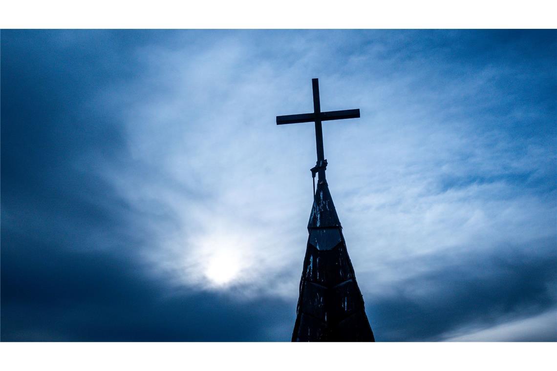 Menschen, die etwa von katholischen Priestern sexuell missbraucht wurden, können bei der Kirche Zahlungen beantragen. (Symbolbild)