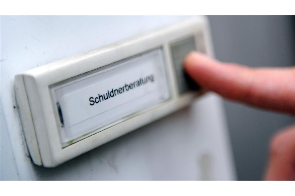 Singles suchen häufiger Hilfe bei Schuldnerberatungen Menschen, die Hilfe einer Schuldnerberatungsstelle in Anspruch nahmen, waren 2024 durchschnittlich mit 32.976 Euro verschuldet (Symbolbild)