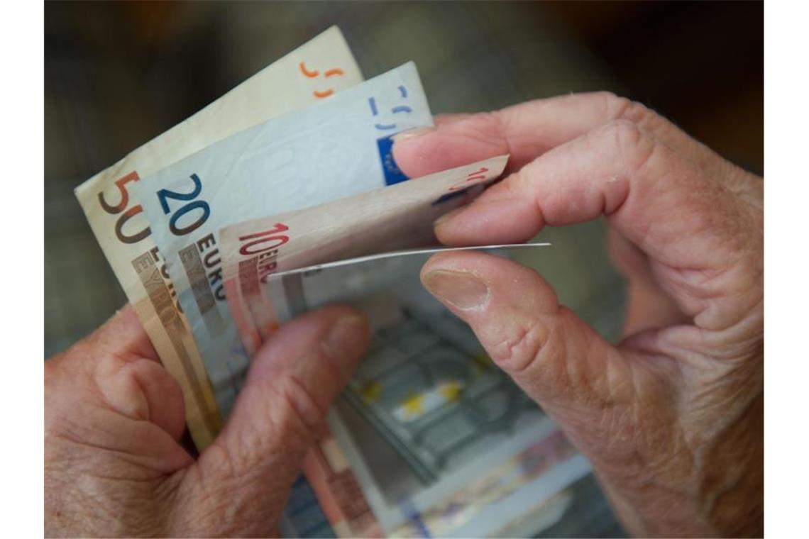 Grundrente rückt näher - Umfang noch offen Menschen, die mindestens 35 Jahre lang gearbeitet haben, sollen eine Rente bekommen, die mindestens zehn Prozent über Hartz-IV-Niveau liegt. Foto: Marijan Murat/dpa