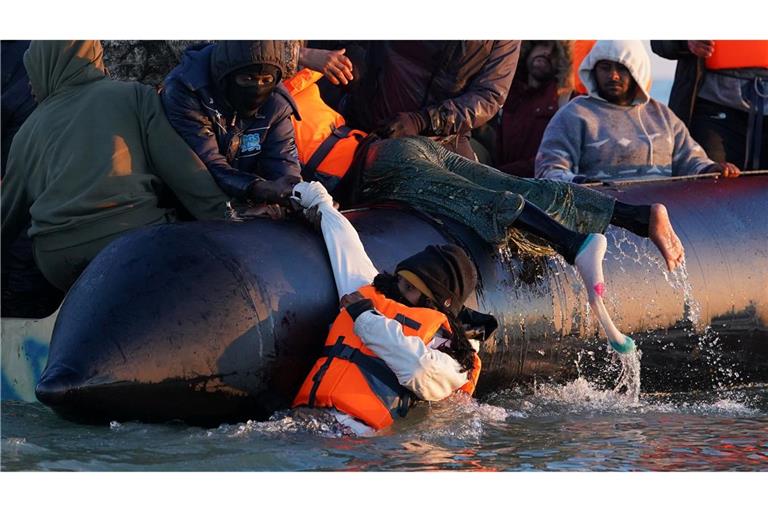 Menschen drängen sich an Bord eines kleinen Bootes vor der Küste von Dünkirchen in Frankreich, während sie versuchen den Ärmelkanal nach Großbritannien zu überqueren.