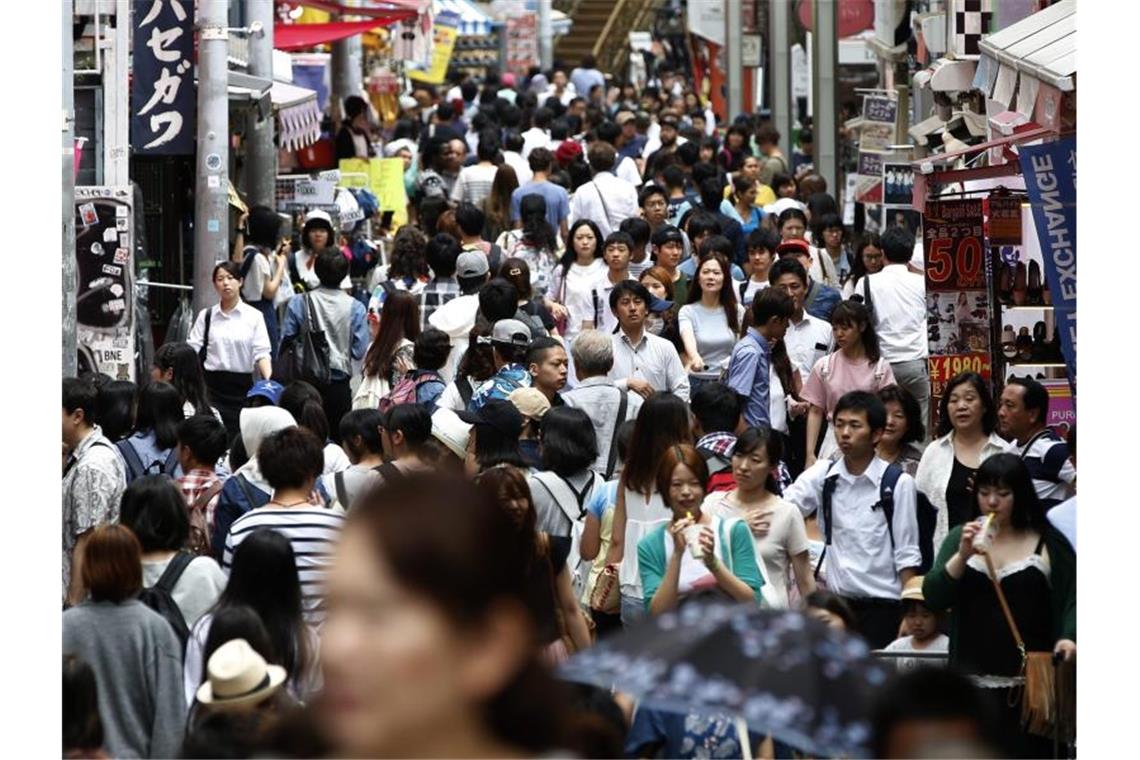 Menschen drängen sich auf einer Straße der japanischen Hauptstadt. Foto: Yuya Shino/epa/dpa