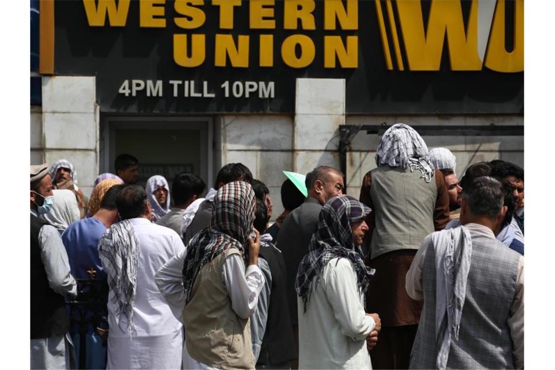 UN-Generalsekretär: Humanitäre Katastrophe in Afghanistan Menschen drängen sich vor einer Bank in Kabul. Foto: Kabir/Xinhua/dpa
