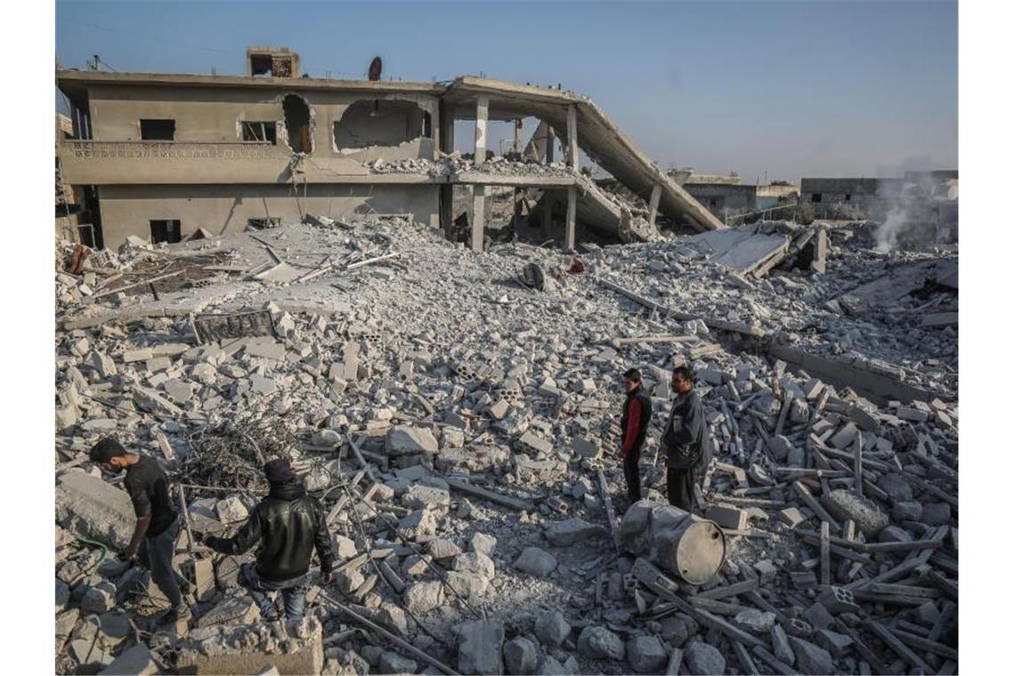 Luftangriffe in Syrien: Mehr als 235.000 Menschen flüchten Menschen durchsuchen Trümmer im Ort Tal Mardikh in der Provinz Idlib nach Opfern und Überlebenden. Foto: Anas Alkharboutli/dpa