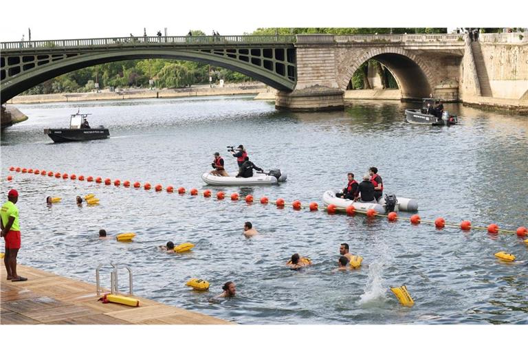 Menschen erfreuen sich in Paris am Baden in der Seine.