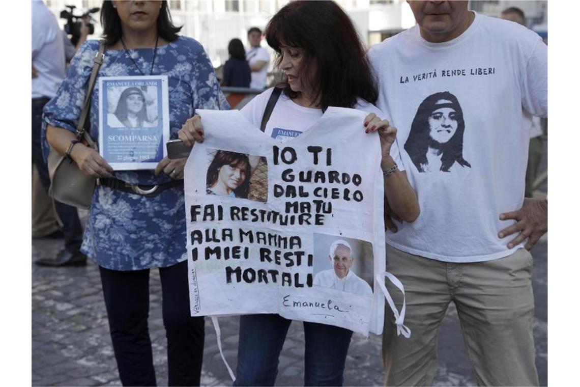 Menschen erinnern in Vatikanstadt an Emanuela Orlandi, die im jahr 1983 als 15-Jährige verschwand. Foto: Gregorio Borgia