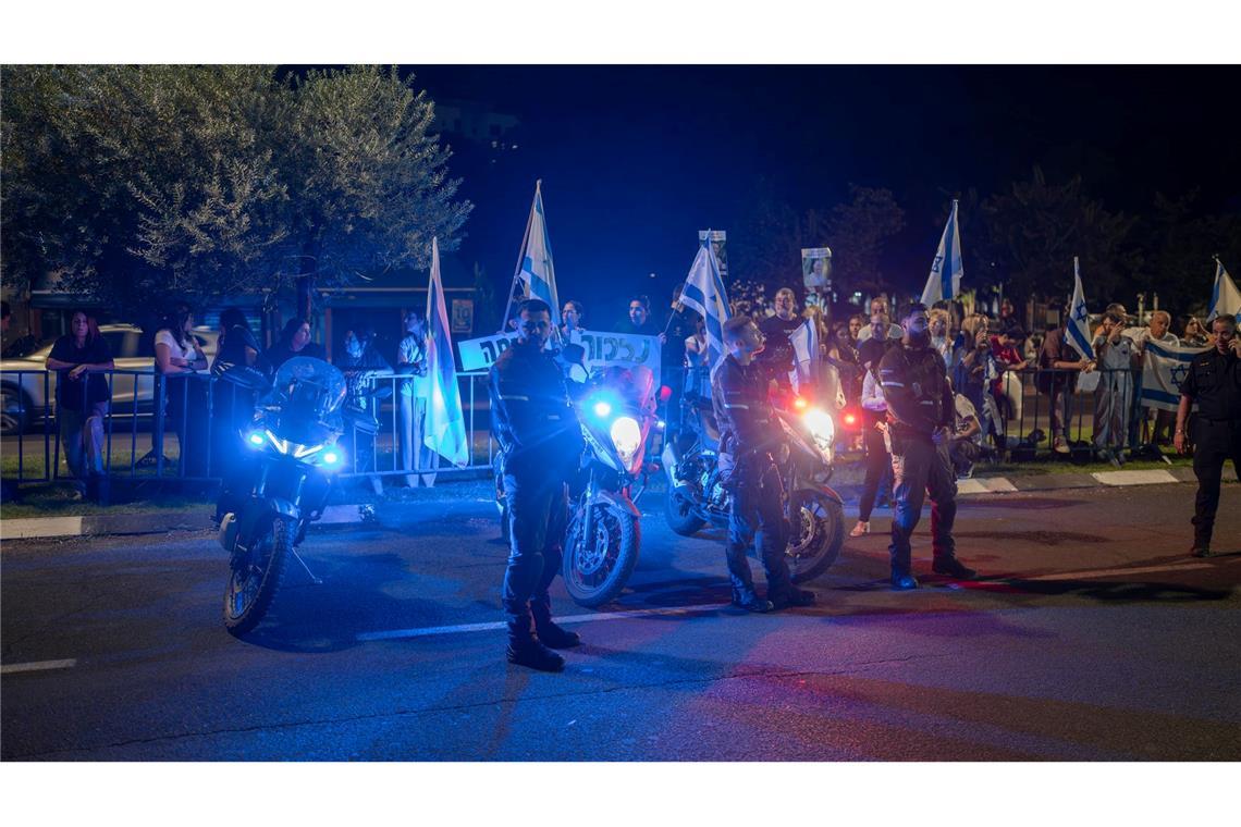 Menschen erweisen vor dem gerichtsmedizinischen Institut Abu Kabir in Tel Aviv ihre letzte Ehre, als die sterblichen Überreste von vier Geiseln aus dem Gazastreifen eintreffen.