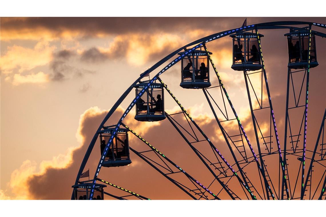 Menschen fahren auf dem Riesenrad am Bürkliplatz nach der Böögg-Verbrennung am Zürcher Sechseläuten.