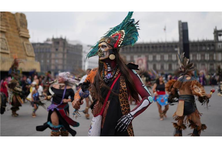 Menschen feiern den Jahrestag der Gründung von Tenochtitlan, dem heutigen Mexiko-Stadt.