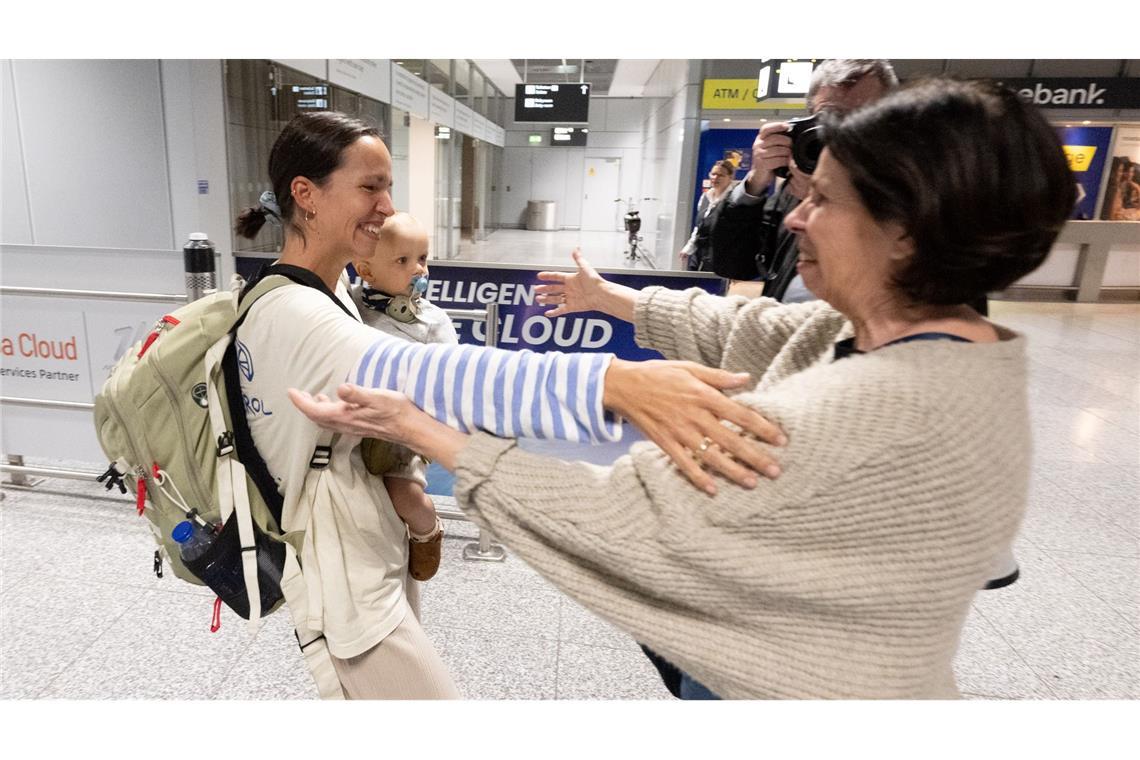 Menschen fielen ihren Lieben am Frankfurter Flughafen in die Arme.