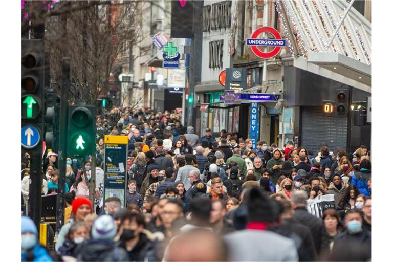 Menschen flanieren durch das Londoner West End. Foto: Tayfun Salci/ZUMA/dpa