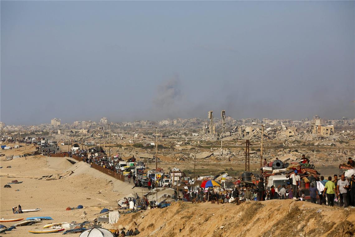 Menschen fliehen aus dem Norden von Gaza, nachdem Israel die Angriffe ausweiten will.