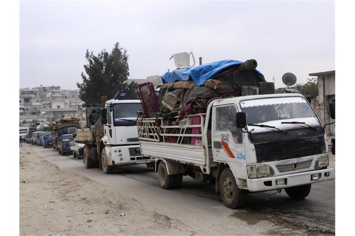 Menschen fliehen aus der Provinz Idlib. Laut UN sind seit dem 1. Dezember über eine halbe Million Menschen aus ihren Häusern vertrieben worden. Foto: Ghaith Alsayed/AP/dpa