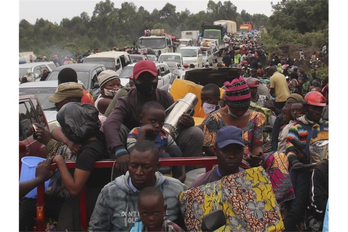 Hunderttausende auf der Flucht vor Vulkan Nyiragongo Menschen fliehen aus der Stadt Goma. In der Millionenstadt spitzt sich die Lage am Vulkan Nyiragongo dramatisch zu. Foto: Justin Kabumba/AP/dpa