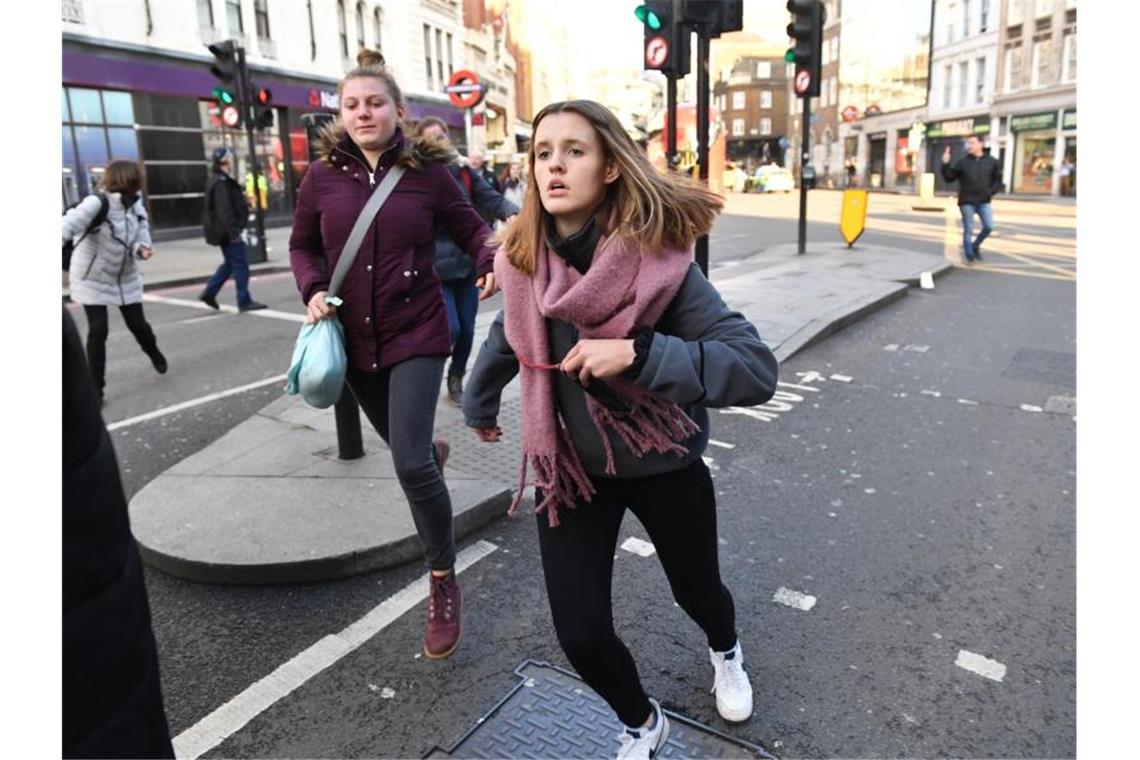 Menschen fliehen nach einem Zwischenfall vom Borough Market in der Londoner City. Foto: Dominic Lipinski/PA Wire/dpa