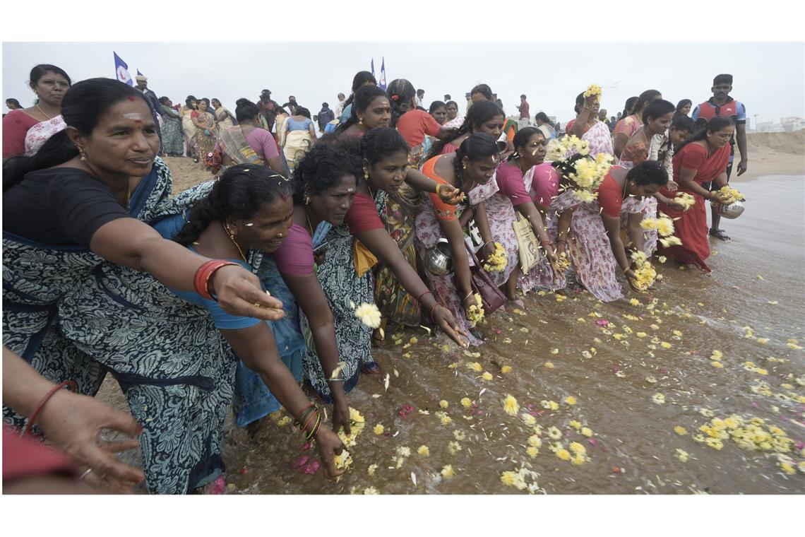 Angehörige und Überlebende gedenken der mehr als 226.000 Opfer Menschen gedenken im indischen Chennai am Marina Beach der Opfer des Tsunami von 2004 am 20. Jahrestag .