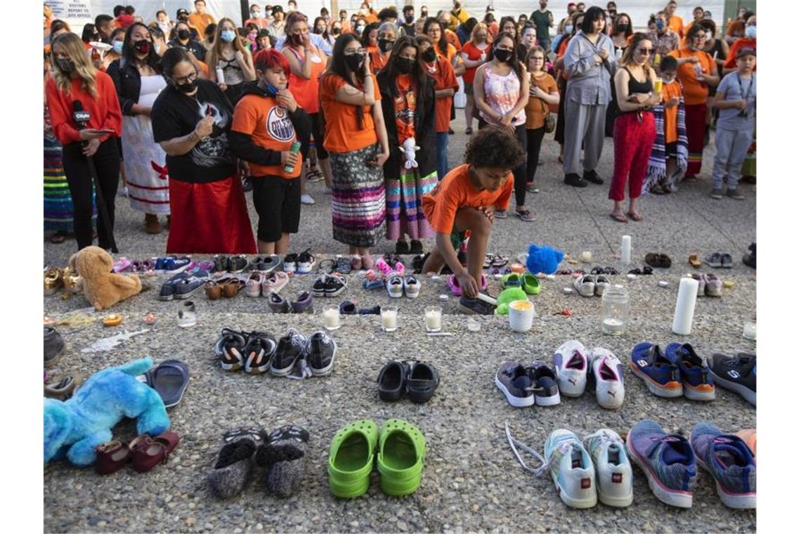 Massengrab indigener Kinder: Trudeau sagt Unterstützung zu Menschen gedenken in Edmonton der Kinder, deren Überreste bei dem ehemaligen Internat gefunden wurden. Foto: Jason Franson/The Canadian Press/dpa
