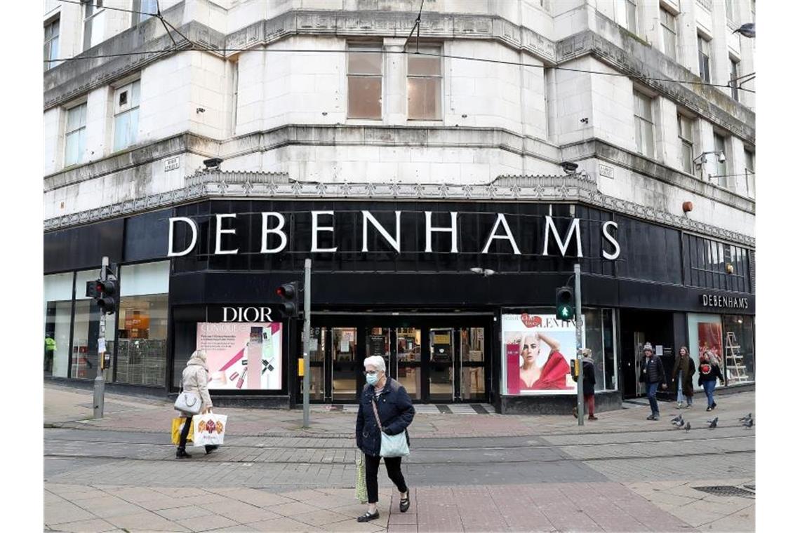 Menschen gehen auf der Market Street in Manchester an Debenhams vorbei. Foto: Martin Rickett/PA Wire/dpa