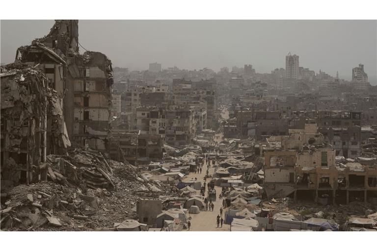 Menschen gehen auf zerstörter Straße im Gazastreifen. (Archivbild)