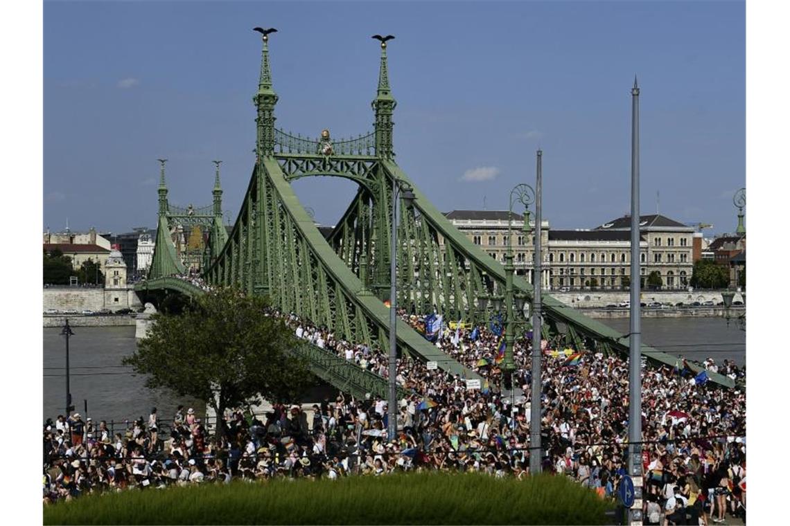 Menschen gehen bei der Gay Pride Paradein Budapest über die Freiheitsbrücke. Foto: Anna Szilagyi/AP/dpa