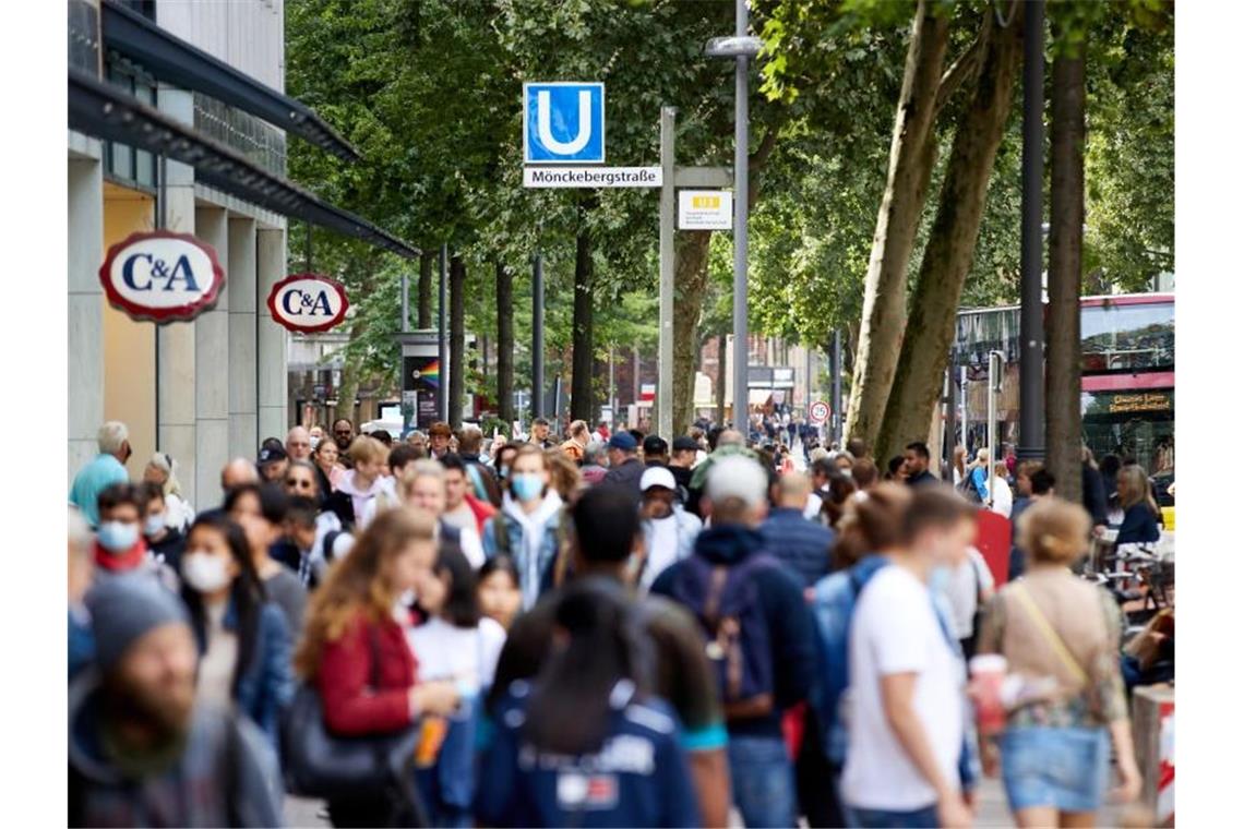 Menschen gehen die Einkaufsstraße Mönckebergstrasse in Hamburg entlang. Deutschlands Bevölkerungszahl ist erstmals seit zehn Jahren leicht zurückgegangen. Foto: Georg Wendt/dpa