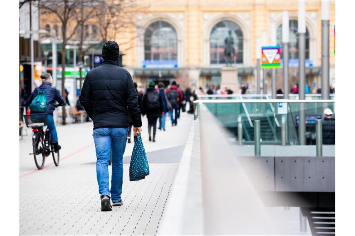 Menschen gehen durch die Innenstadt von Hannover. Werden die Corona-Regeln wieder verschärft?. Foto: Moritz Frankenberg/dpa